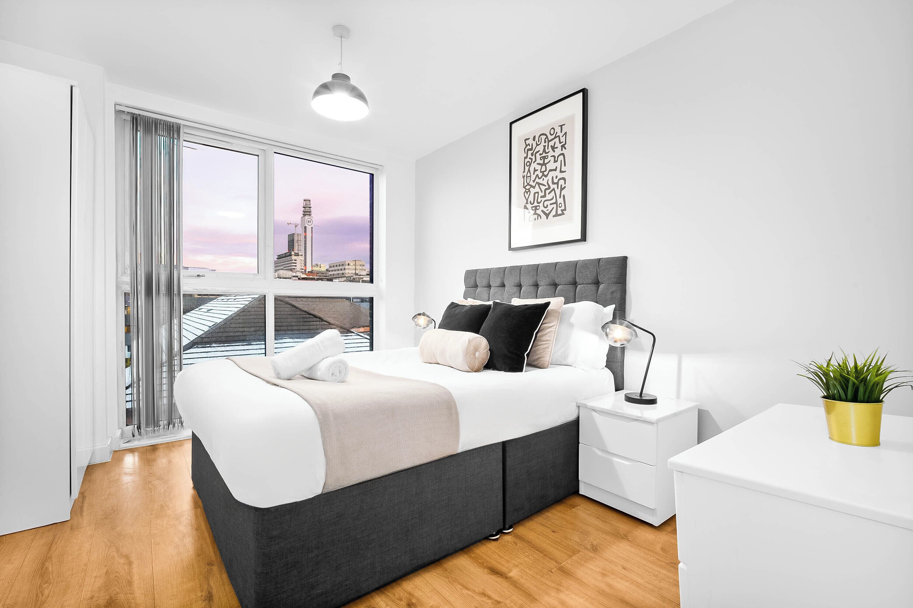 2 slaapkamers, een bureau, een strijkplank/strijkijzer, reisbedje