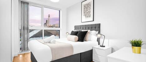 2 chambres, bureau, fer et planche à repasser, lit parapluie