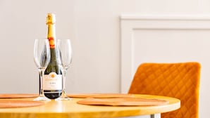 Een fles Contave Cabernet Sauvignon op een tafel met twee wijnglazen.