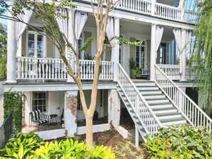Exterior - The Inns | HUGE 10 Bedroom with Speakeasy Bar (Charleston)