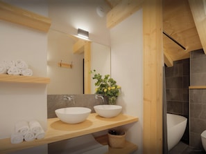 Bañera, secador de pelo y toallas