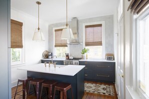 Køleskab, mikrobølgeovn, ovn, kogeplade