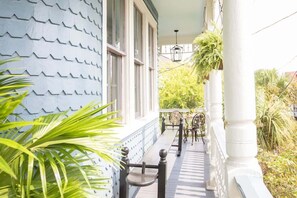 Outdoor dining - The Monroe | 5BR - Voted Best of Charleston! (Charleston)