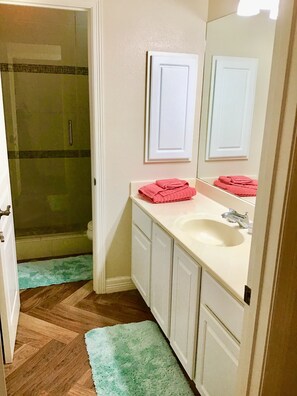Ensemble baignoire-douche, baignoire à remous, serviettes fournies