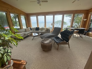 Smart TV, fireplace - The raw beauty of Georgian Bay waterfront home (Tiny)