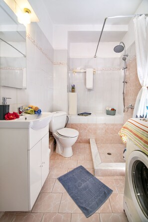 Combined shower/bathtub, hair dryer, towels, soap