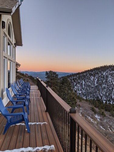 Majestic Mountaintop Retreat! Luxury in a serene setting All seasons family fun