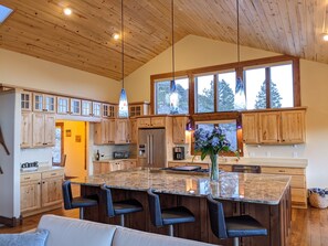 Fridge, microwave, oven, stovetop - Majestic Mountaintop Retreat! Luxury in a serene setting All seasons family fun (Cotopaxi)