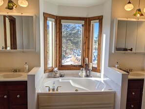 Badewanne, Whirlpool, Haartrockner, Handtücher