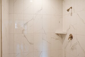 Ensemble douche/baignoire, sèche-cheveux, serviettes fournies