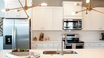 Køleskab, mikrobølgeovn, ovn, kogeplade