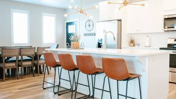 Køleskab, mikrobølgeovn, ovn, kogeplade