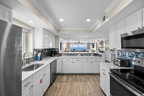 冷蔵庫、電子レンジ、オーブン、コンロ