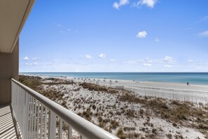 Sulla spiaggia, lettini da mare