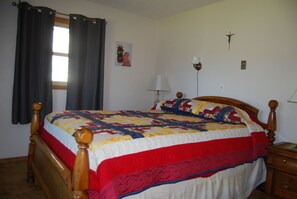 3 slaapkamers, een bureau, een strijkplank/strijkijzer, reisbedje