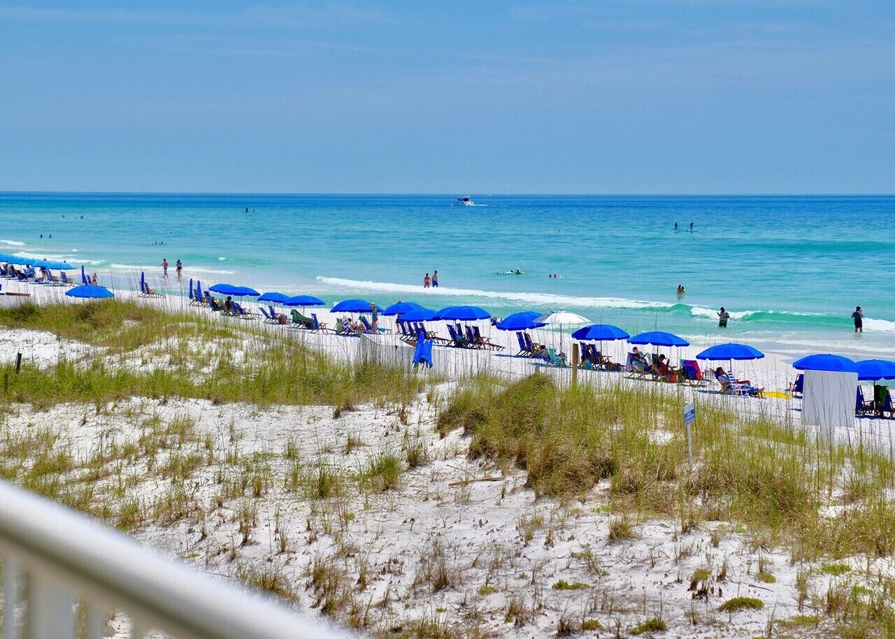 På stranden og solsenger
