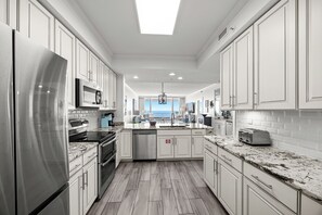 Fridge, microwave, oven, stovetop - Gone Coastal - Destin Gulfgate 1103! (Destin)