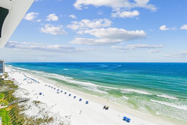 Sulla spiaggia, lettini da mare