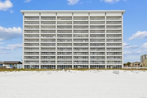 Un hotel de varios pisos con una fachada uniforme y balcones en cada nivel.
