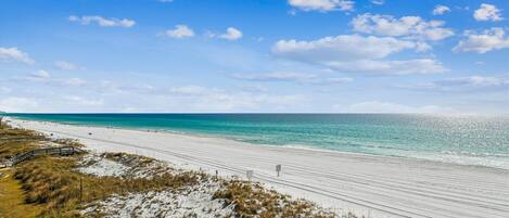 Sulla spiaggia, lettini da mare