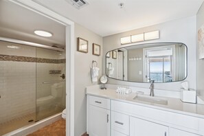 Badewanne, Haartrockner, Handtücher, Seife