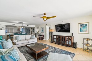 Flat-screen TV, DVD player - Hook, Wine & Sinker - Destin Gulfgate 0304! (Destin)