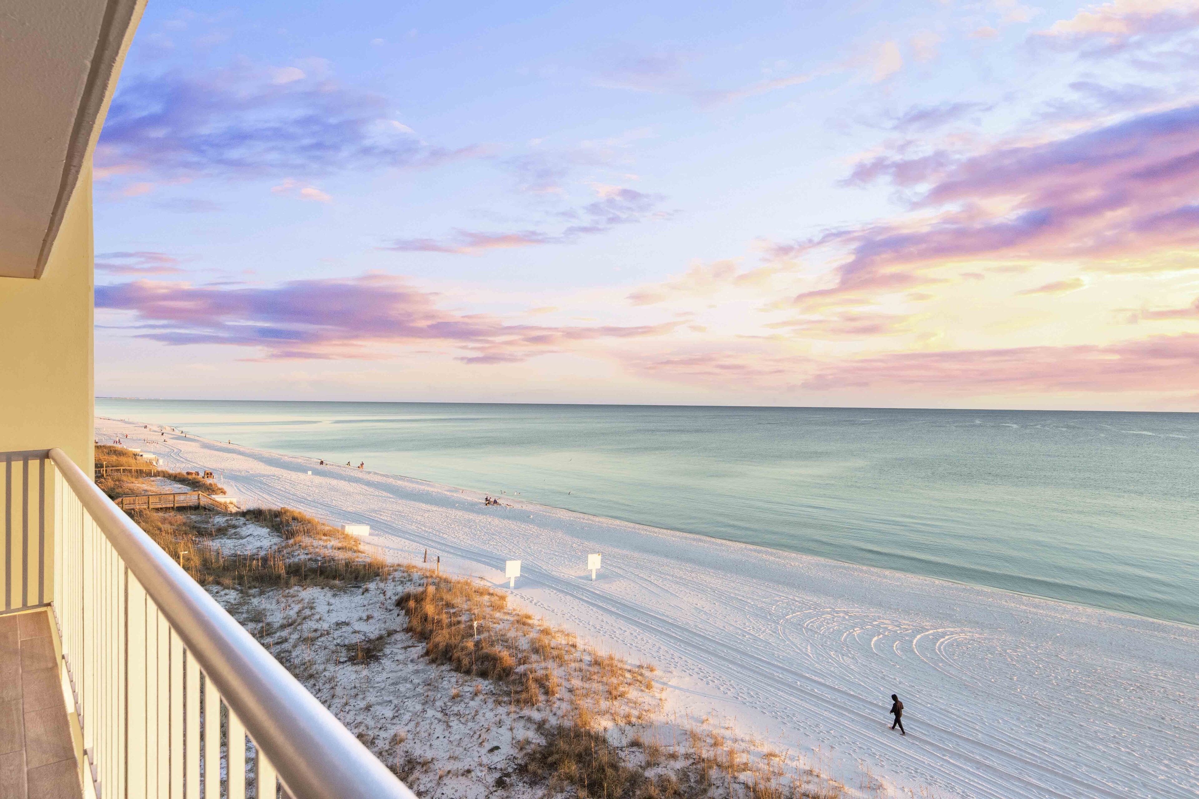 على الشاطئ، كراسي للتشمس