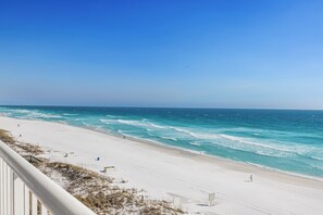 On the beach, sun-loungers - HipNautic - Destin Gulfgate 0502! (Destin)