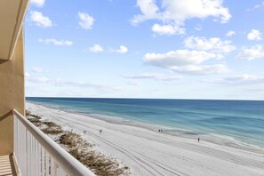 Sulla spiaggia, lettini da mare