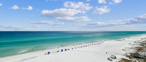 على الشاطئ، كراسي للتشمس