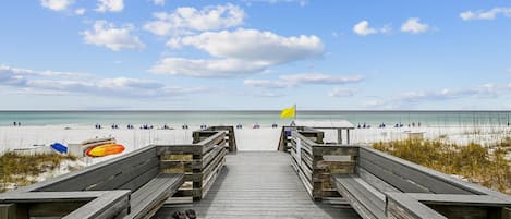 على الشاطئ، كراسي للتشمس