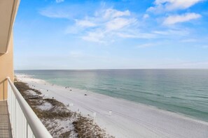 En la playa y camastros 