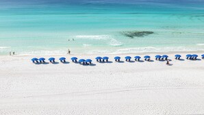 A beach with white sand and clear turquoise water. - Good Times and Tan Lines - Destin Gulfgate 0603! (Destin)