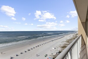 Sulla spiaggia, lettini da mare