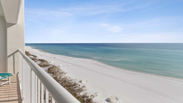 Een balkon met uitzicht op een strand en zee.