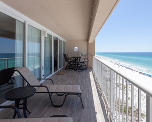 Outdoor dining - Sandy Feet Retreat - Destin Gulfgate 0701! (Destin)