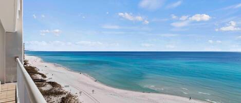 على الشاطئ، كراسي للتشمس