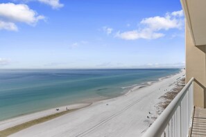 En la playa y camastros 