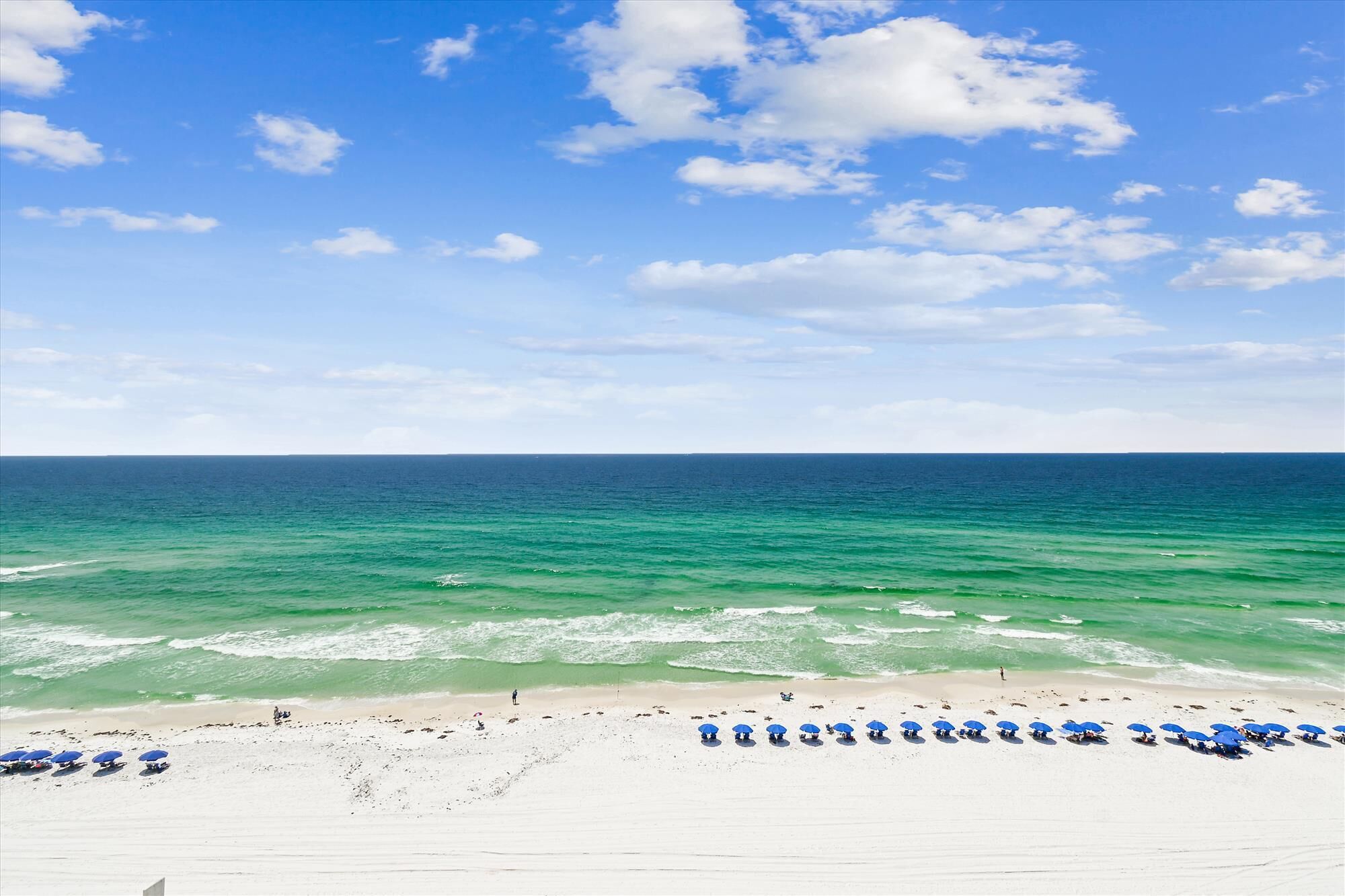 En la playa y camastros 