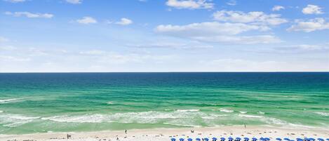 En la playa y camastros