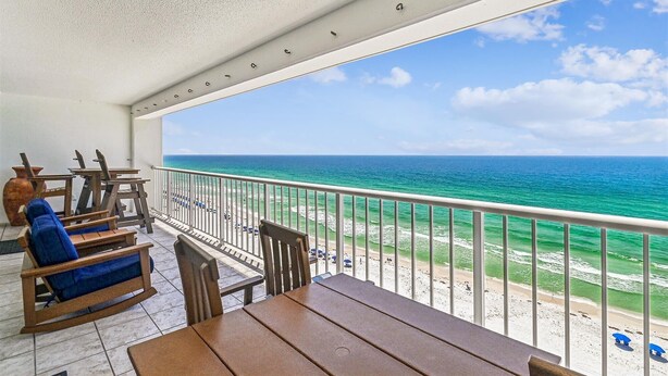 Un balcon avec vue sur l’océan et la plage.