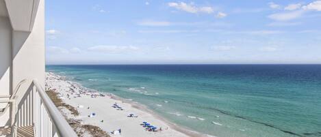 En la playa, sillas reclinables de playa