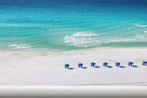 Sur la plage, chaise longue