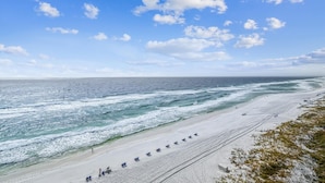 På stranden og solsenger