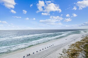 On the beach, sun-loungers - Slow M'Ocean - Destin Gulfgate 0906! (Destin)