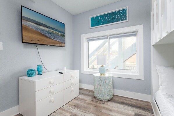 Interior - Front Bottom | Oceanfront steps from the sand! (Jacksonville Beach)