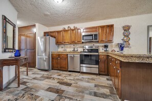 Een koelkast, een magnetron, een oven, een kookplaat