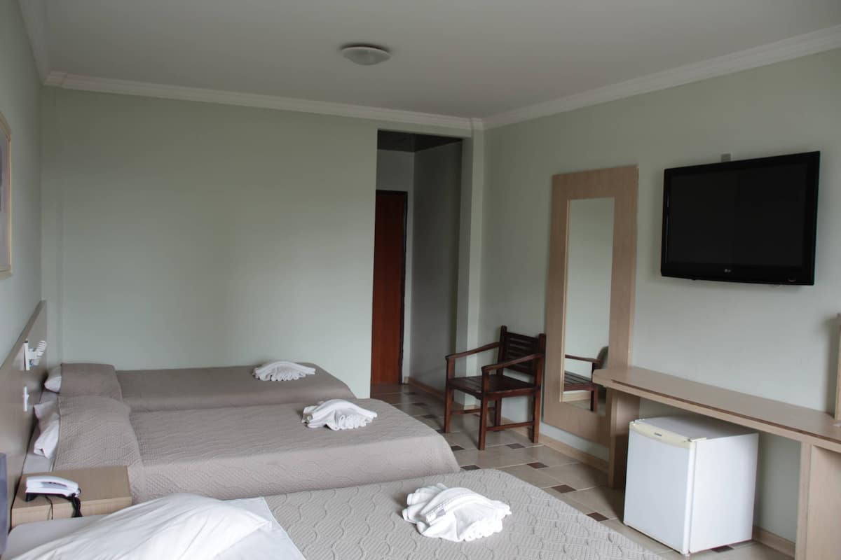 Habitación triple Deluxe | Escritorio, wifi gratis, ropa de cama