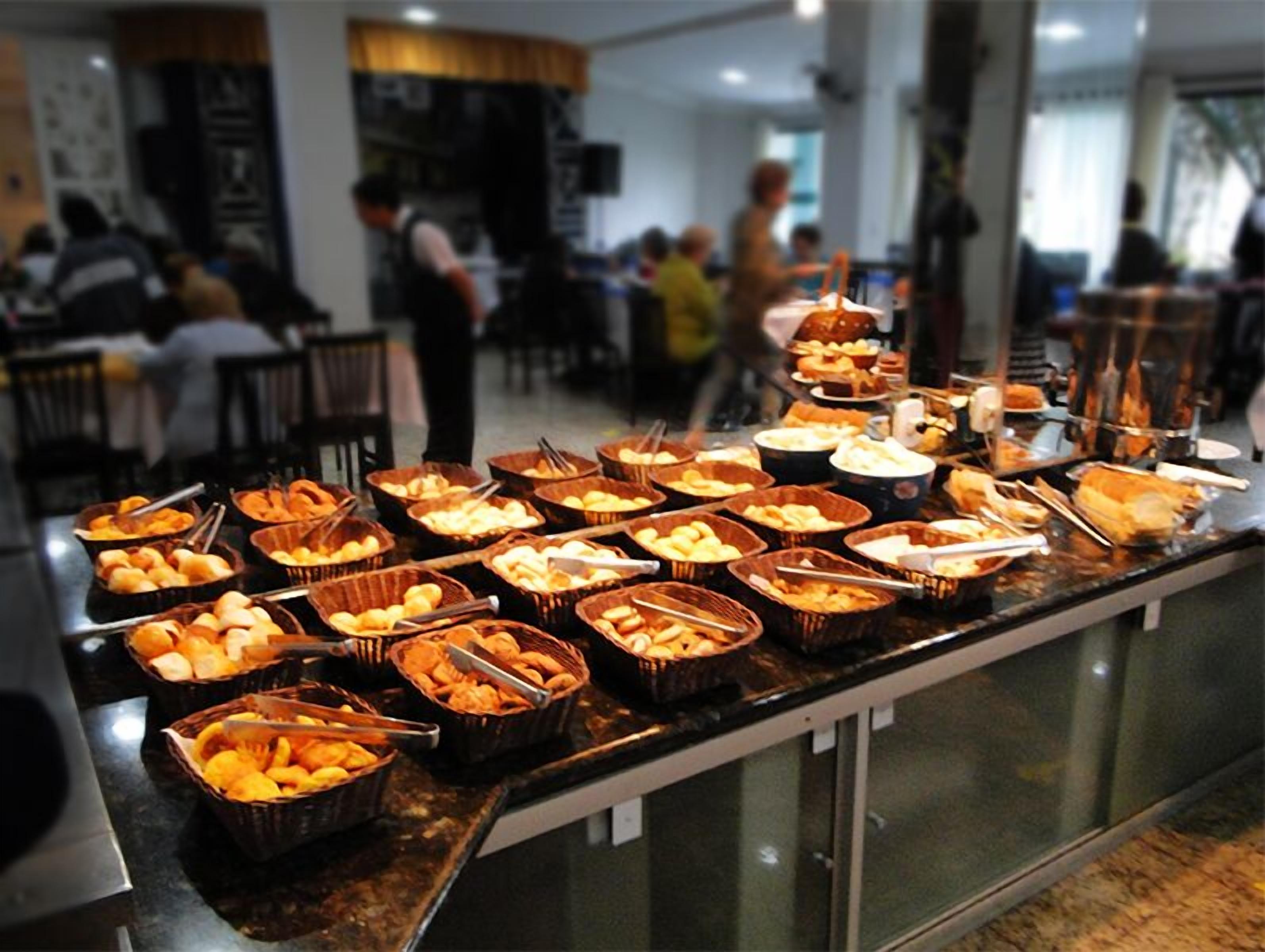 Café da manhã completo grátis todos os dias