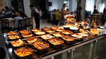 Café da manhã completo grátis todos os dias